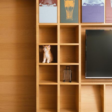 Hotel Indigo Kaohsiung Central Park By Ihg Buitenkant foto A cat in a bookcase