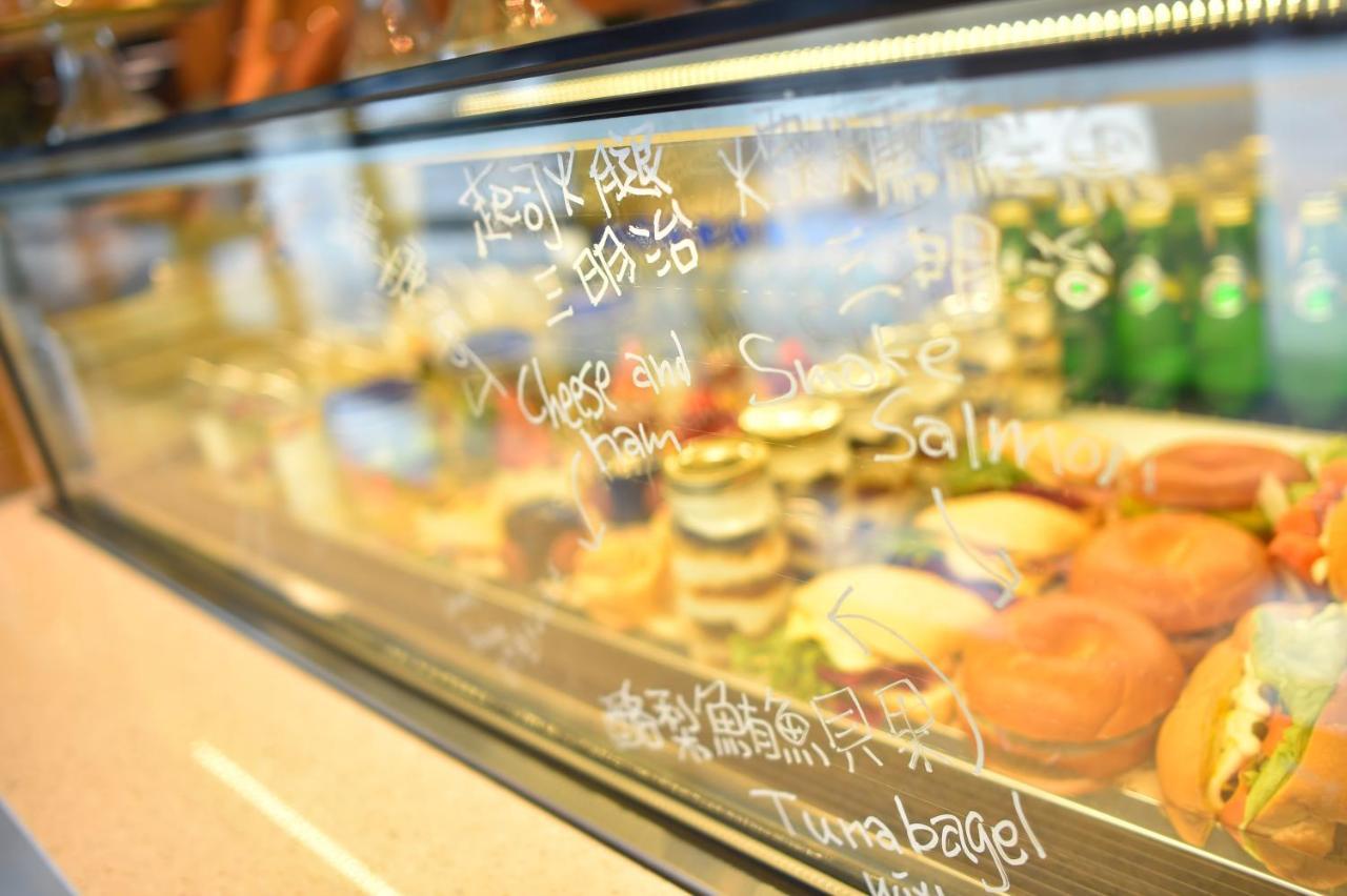 Hotel Indigo Kaohsiung Central Park By Ihg Buitenkant foto A display case at a deli