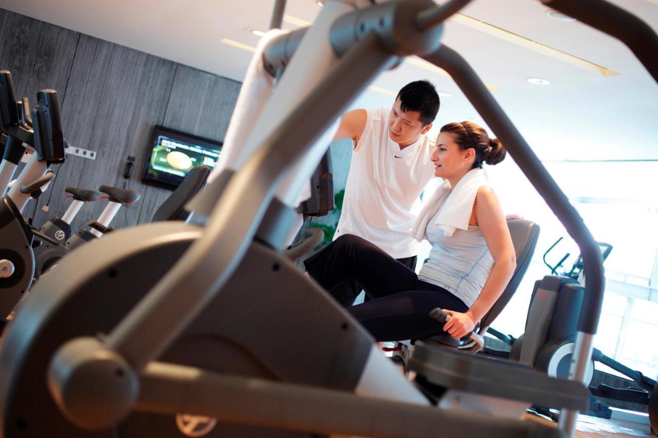 Hotel Indigo Kaohsiung Central Park By Ihg Buitenkant foto Personal trainer with a client